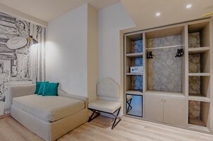 Quarto com uma cama, uma cadeira, um guarda-roupa e uma parede com padrão decorativo.