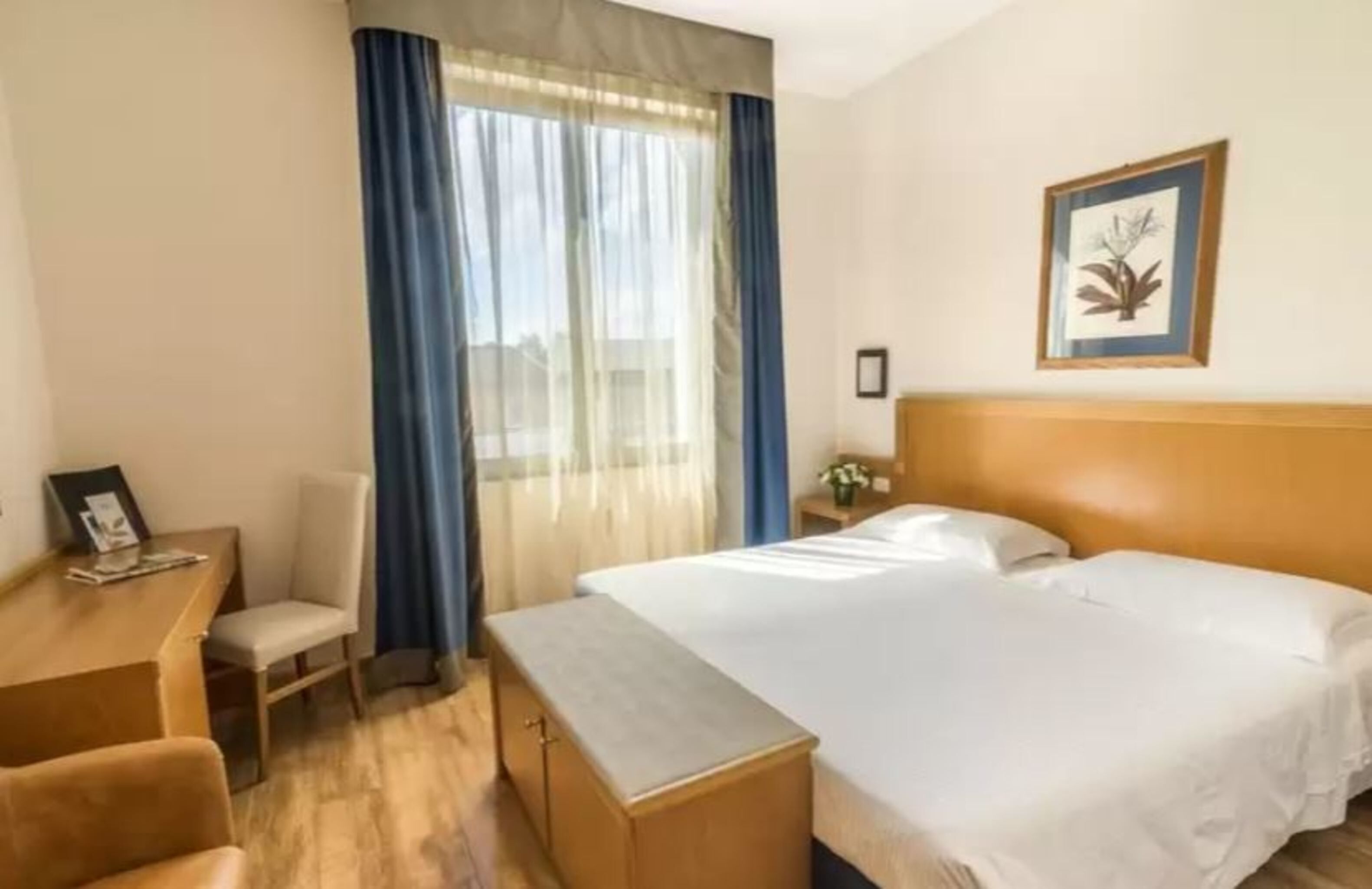 Luxe beddengoed, een minibar, een kluis op de kamer, een bureau
