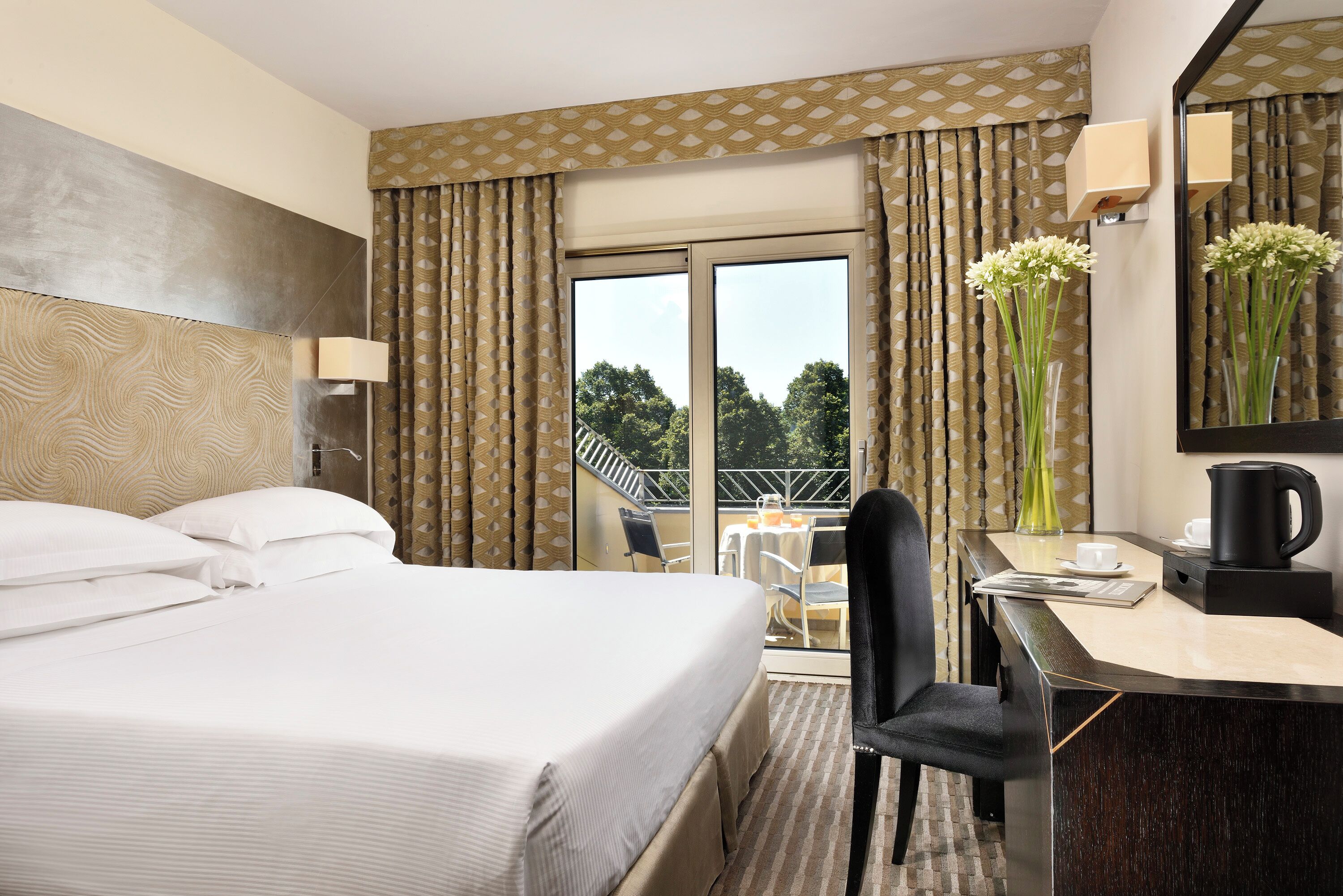 Luxe beddengoed, een minibar, een kluis op de kamer, een bureau