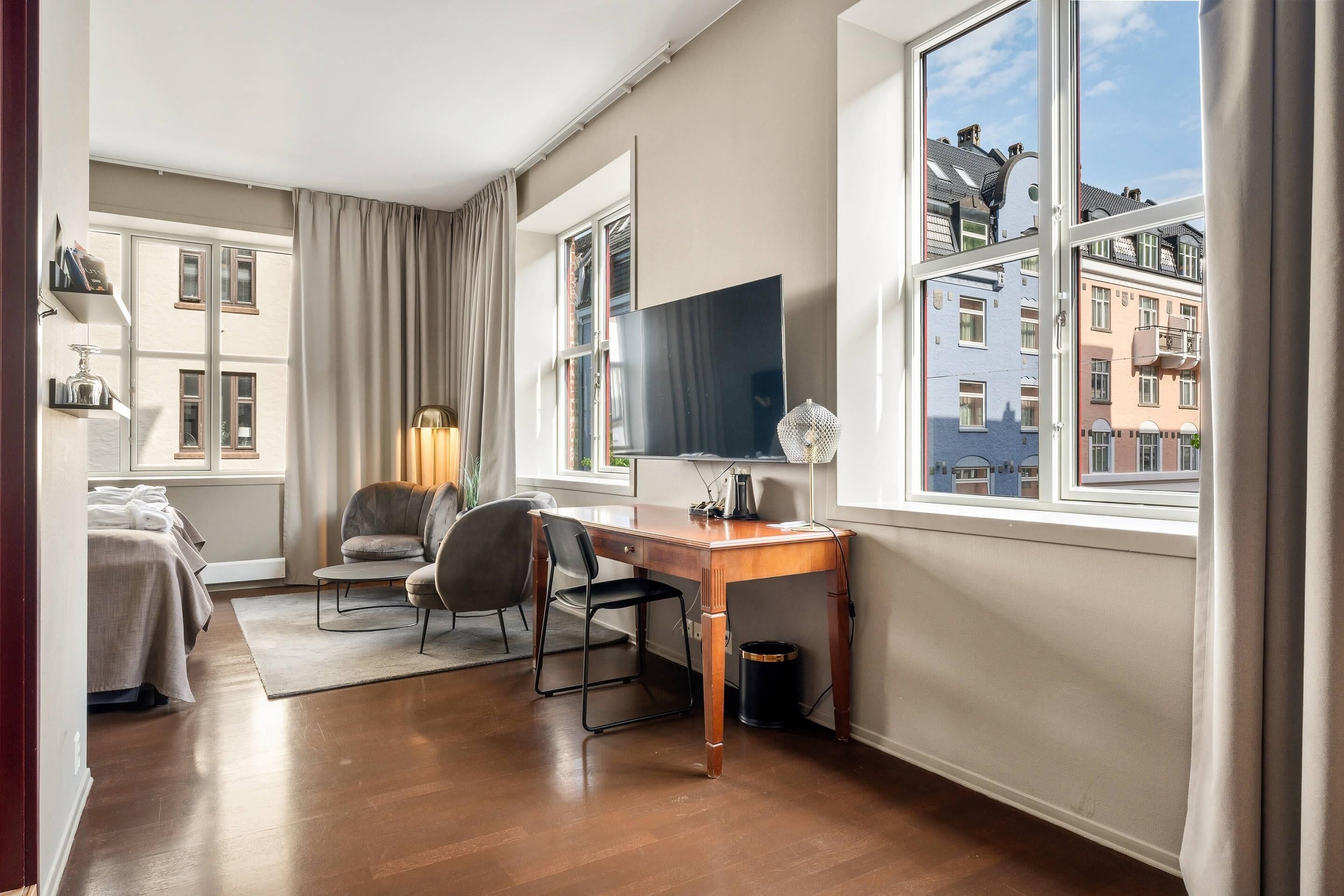 deluxe twin room, non smoking | 1 bedroom, hypo-allergenic bedding, desk, blackout curtains