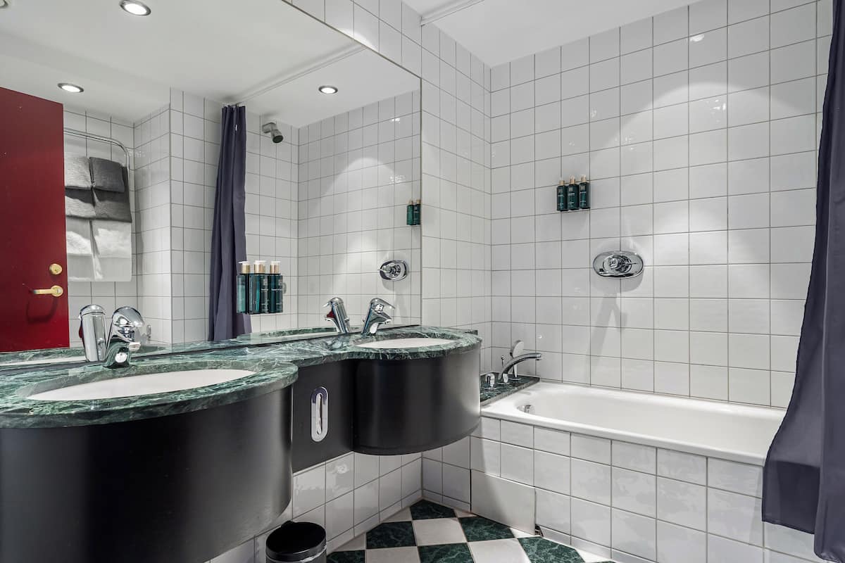 combined shower/bathtub, hair dryer, towels