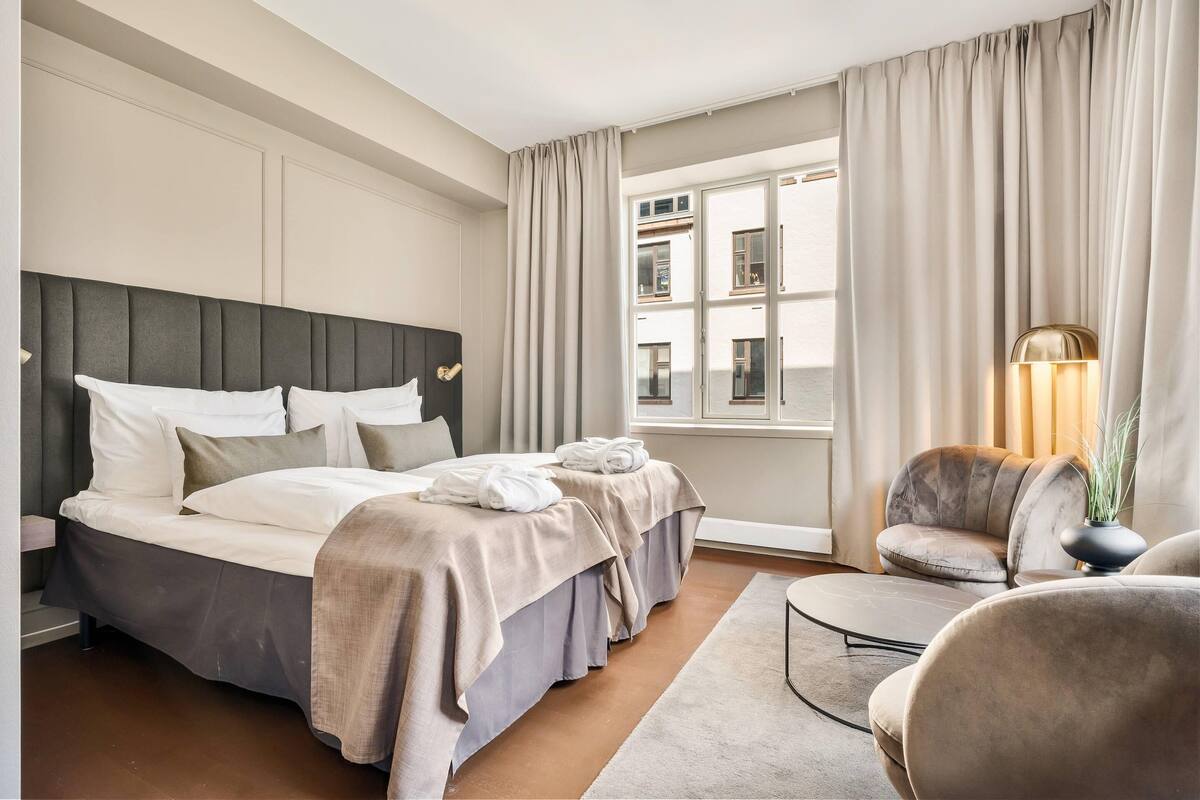 deluxe twin room, non smoking | 1 bedroom, hypo-allergenic bedding, desk, blackout curtains