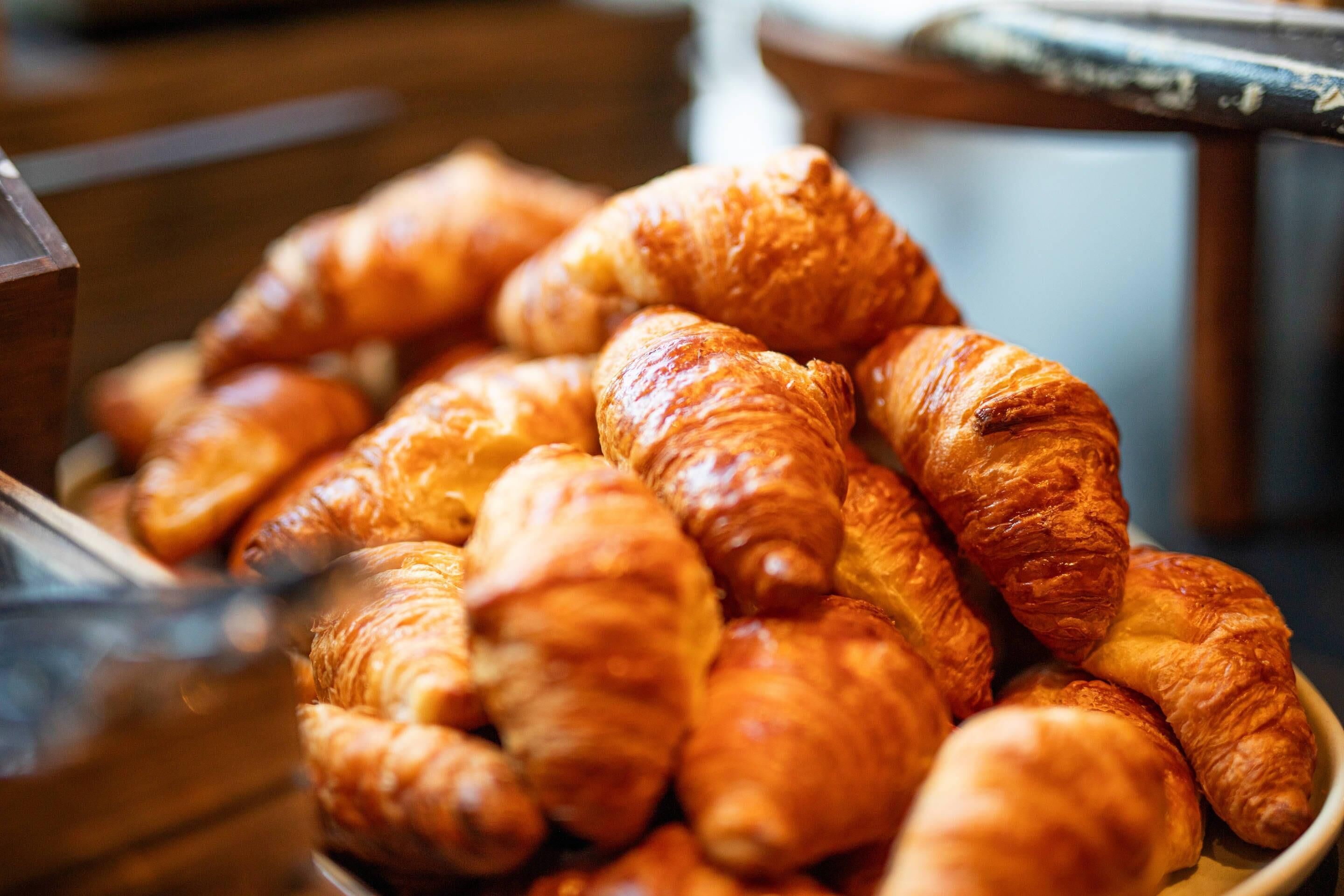 Un bol de croissants recién horneados.