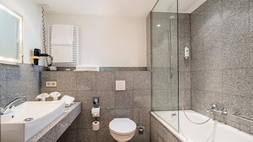 Vierbettzimmer | Badezimmer | Kostenlose Toilettenartikel, Haartrockner, Handtücher