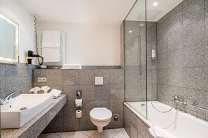 Vierbettzimmer | Badezimmer | Kostenlose Toilettenartikel, Haartrockner, Handtücher