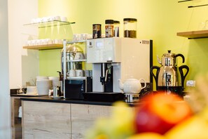 Frukostbuffé varje dag (EUR 11.00 per person)