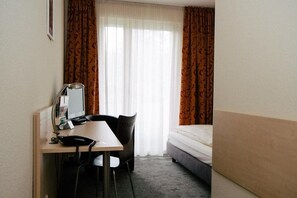 Single Room | In-room safe, desk, iron/ironing board, free cots/infant beds - Astoria Hotel (Bonn)