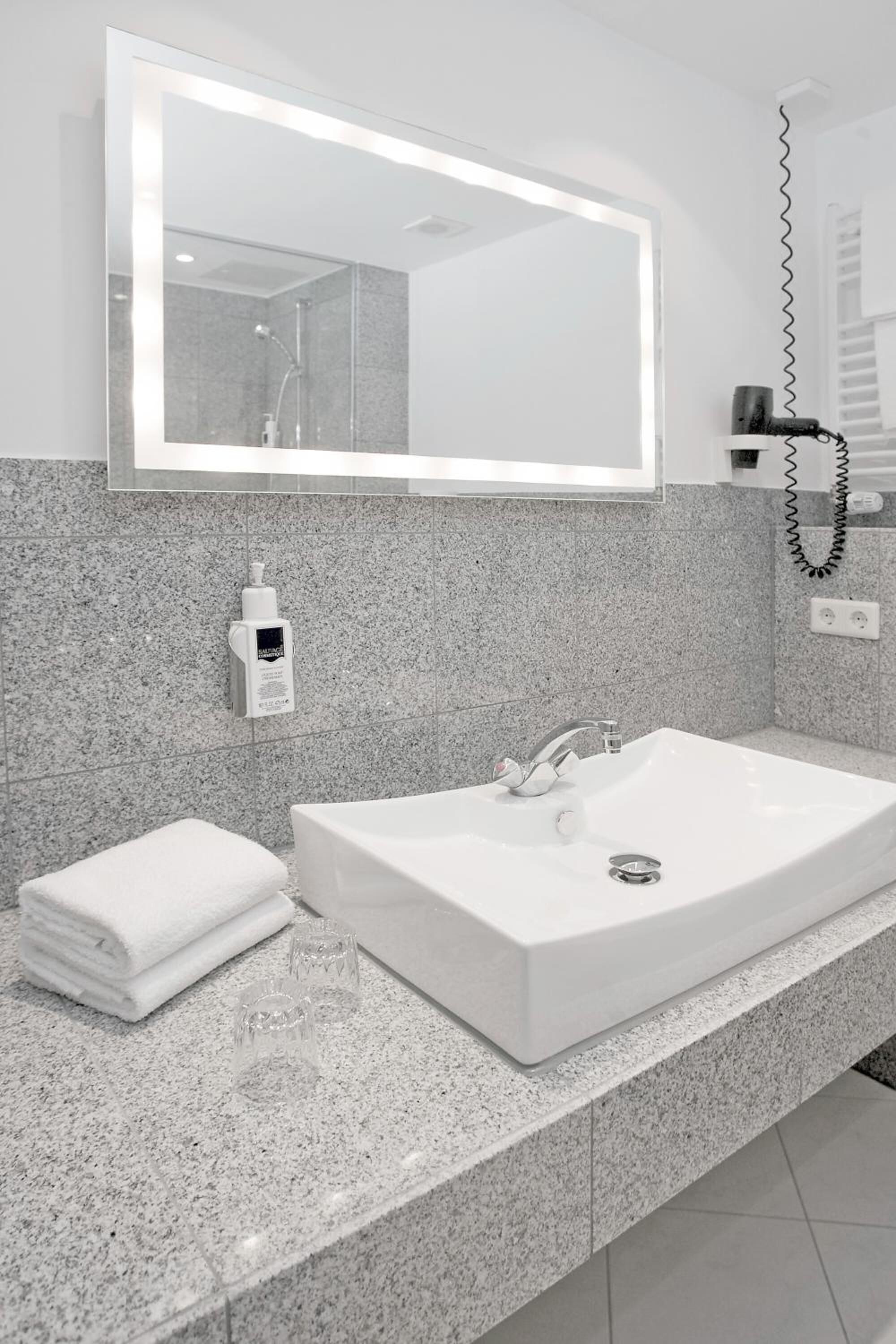 triple room | bathroom | free toiletries, hair dryer, towels