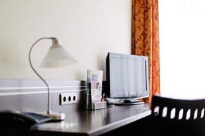 In-room safe, desk, iron/ironing board, free cribs/infant beds - Astoria Hotel (Bonn)