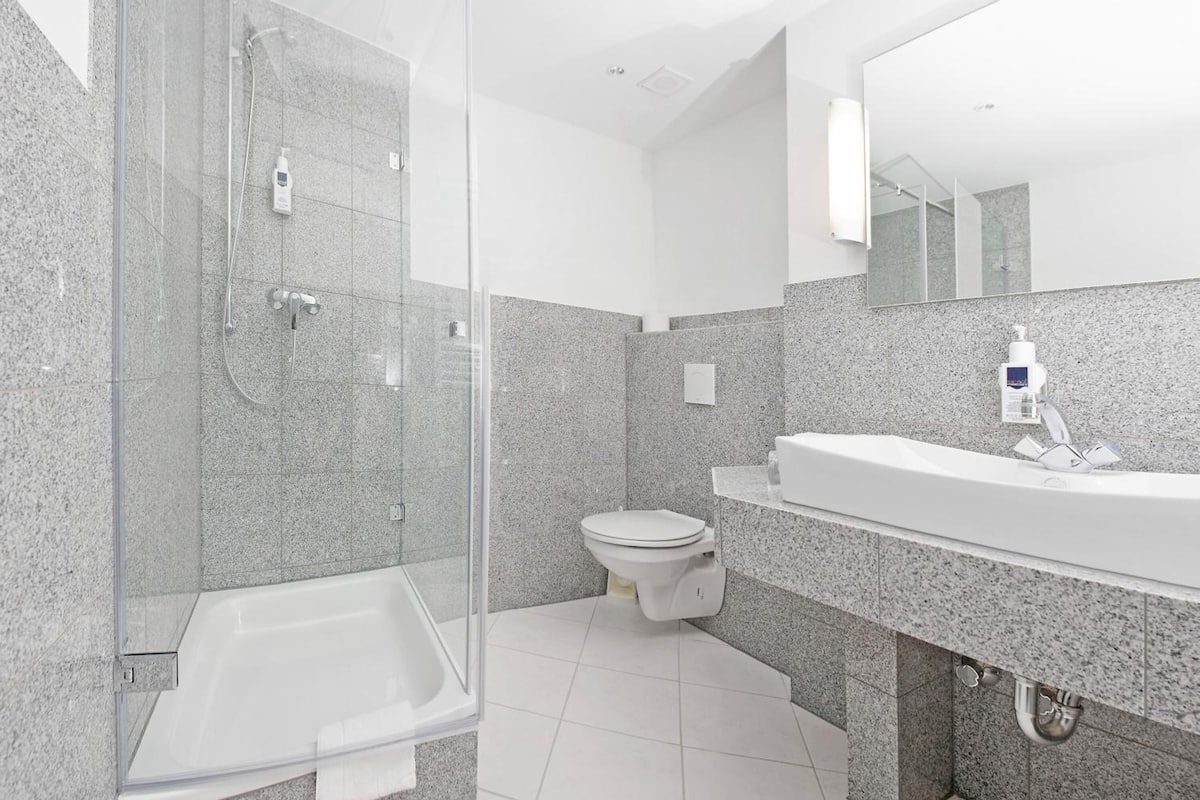 double room | bathroom | free toiletries, hair dryer, towels