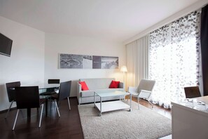 Minibar, caja de seguridad en la habitación y escritorio 