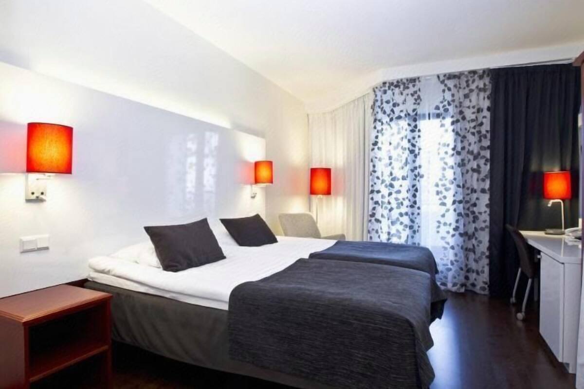 Minibar, Zimmersafe, Schreibtisch, Verdunkelungsvorhänge