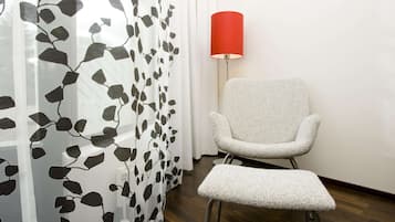 Habitación con 2 camas individuales | Minibar, caja de seguridad en la habitación y escritorio