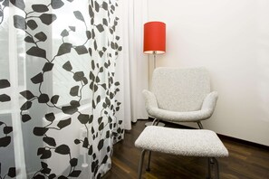 Minibar, caja de seguridad en la habitación y escritorio 