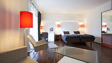 Habitación superior (Family | Plus) | Minibar, caja de seguridad en la habitación y escritorio