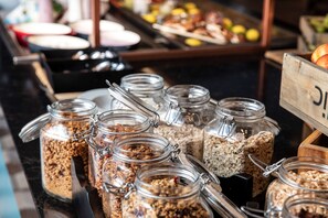 Café da manhã com buffet grátis todos os dias