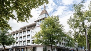 A multi-story hotel with a modern design, featuring a prominent glass tower and a covered entrance area. - Scandic Patria (Lappeenranta)