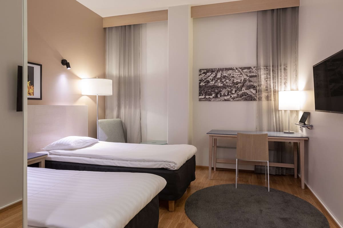 Habitación con 2 camas individuales, sin ventanas | Escritorio, cortinas blackout, cunas gratuitas y wifi gratis