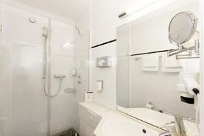 Ducha, secador de pelo, toallas