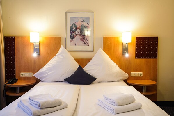 Hypo-allergenic bedding, minibar, individually furnished, desk