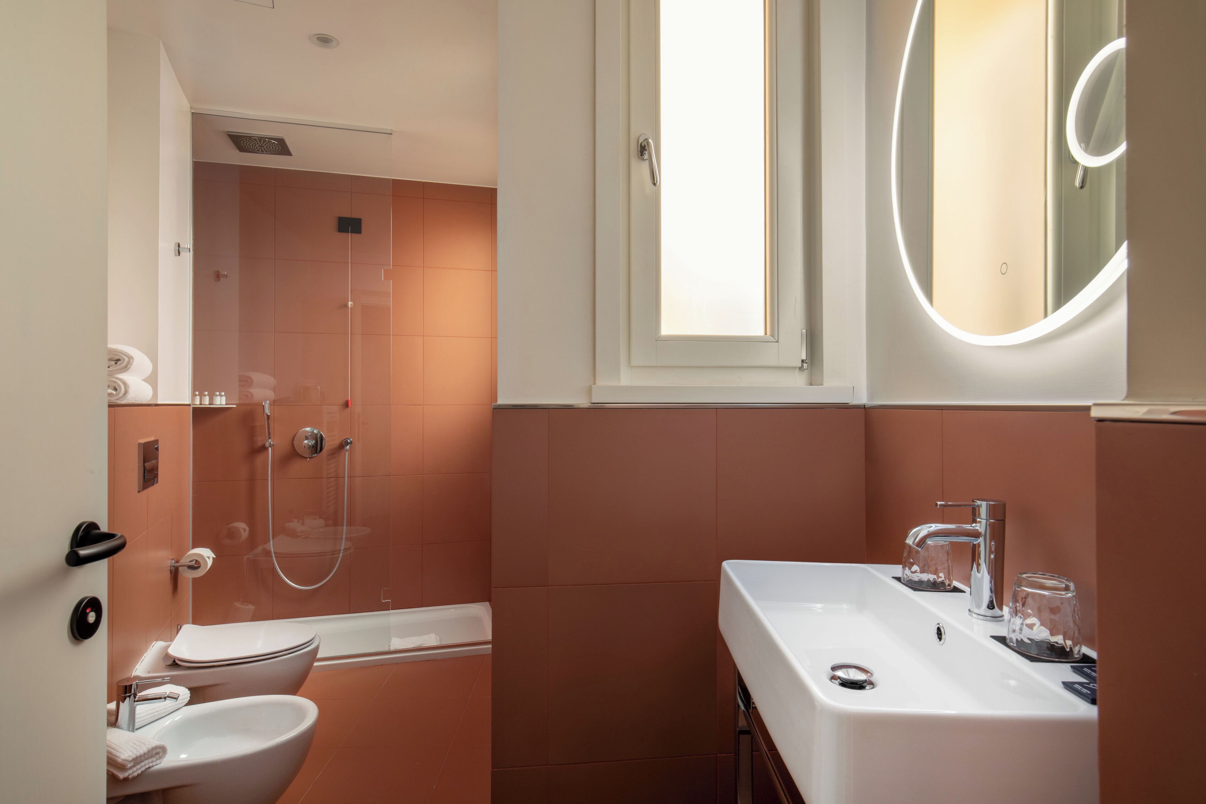 Une salle de bain moderne équipée d’une douche, de toilettes et d’un lavabo.