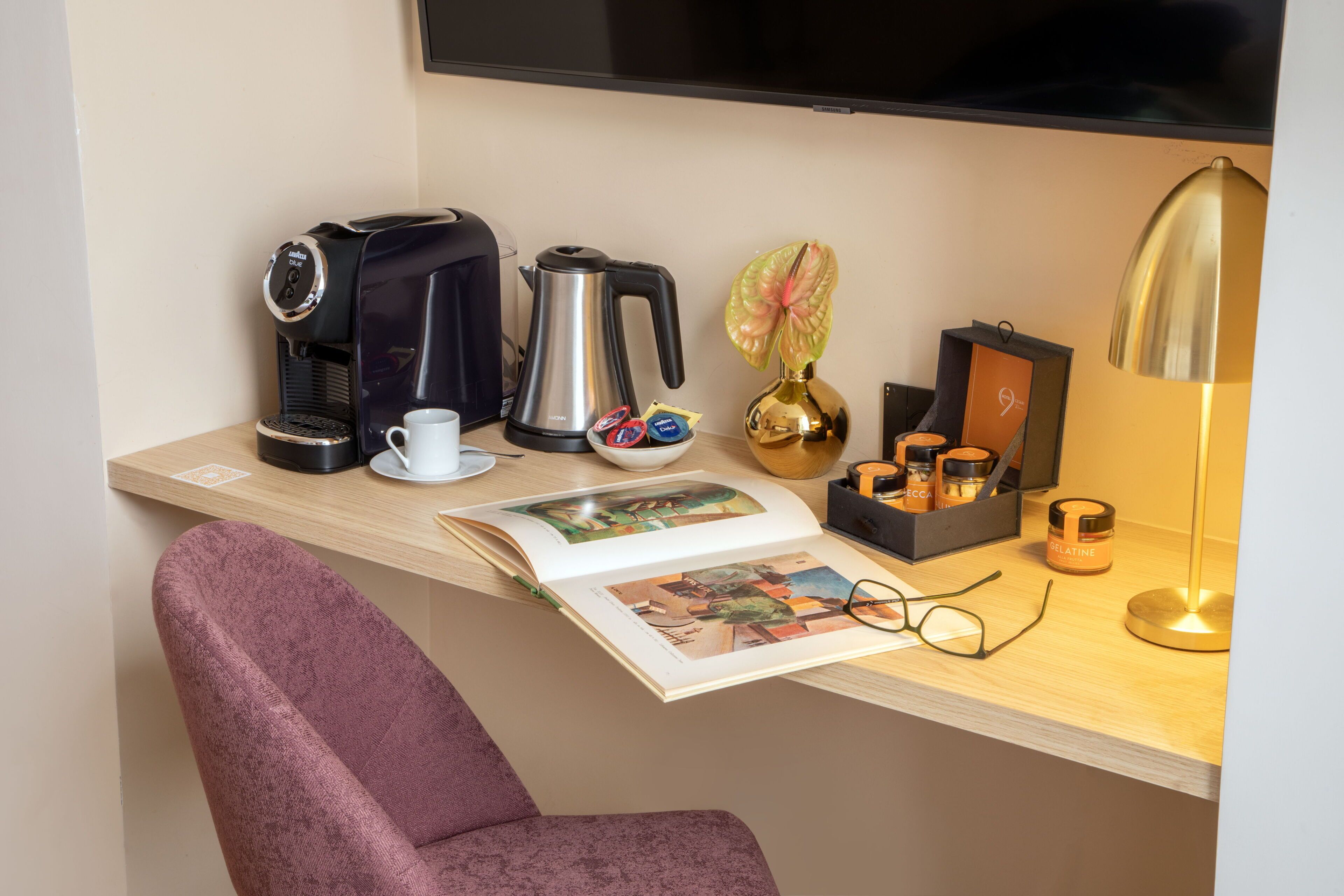 classic single room | coffee and/or coffee maker