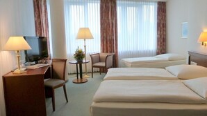 Triple Room | Hypo-allergenic bedding available, desk, iron/ironing board (on request) - Comfort Hotel Weissensee (Berlin)