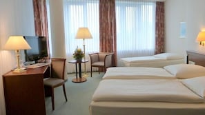 Triple Room | Hypo-allergenic bedding, desk, iron/ironing board, cribs/infant beds - Comfort Hotel Weissensee (Berlin)