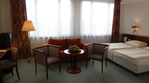Hypo-allergenic bedding, desk, iron/ironing board, cribs/infant beds - Comfort Hotel Weissensee (Berlin)