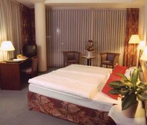 Standard Double Room | Hypo-allergenic bedding, desk, iron/ironing board, cribs/infant beds - Comfort Hotel Weissensee (Berlin)