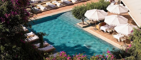 Una piscina techada, una piscina al aire libre, camas de piscina gratis