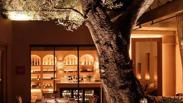 4 ห้องอาหาร, บริการอาหารเช้า อาหารกลางวัน, อาหารเมดิเตอร์เรเนียน