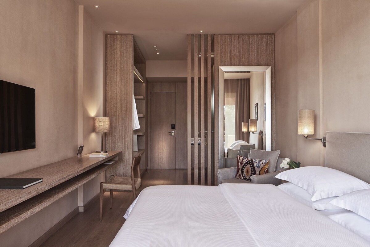 Minibar, in-room safe, laptop workspace, soundproofing