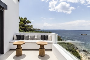 The Margi Villa, Sea View | Minibar, in-room safe, laptop workspace, soundproofing