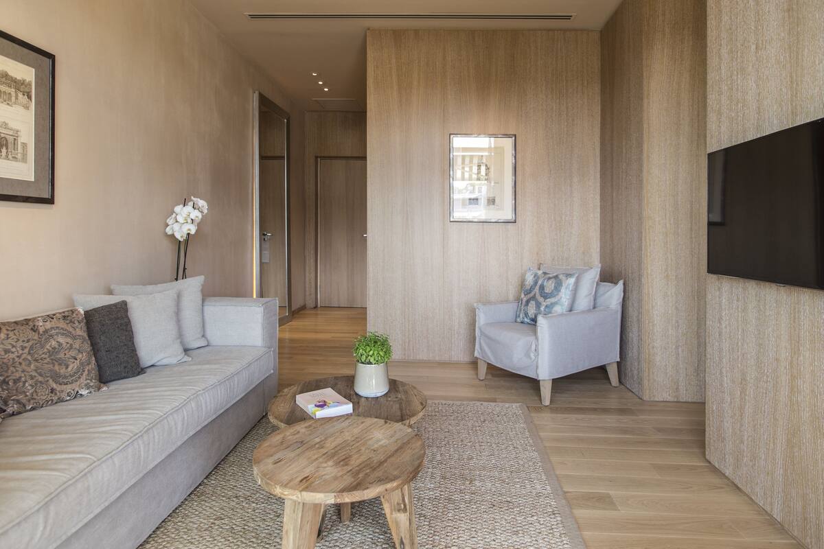 Deluxe Suite | Minibar, in-room safe, laptop workspace, soundproofing