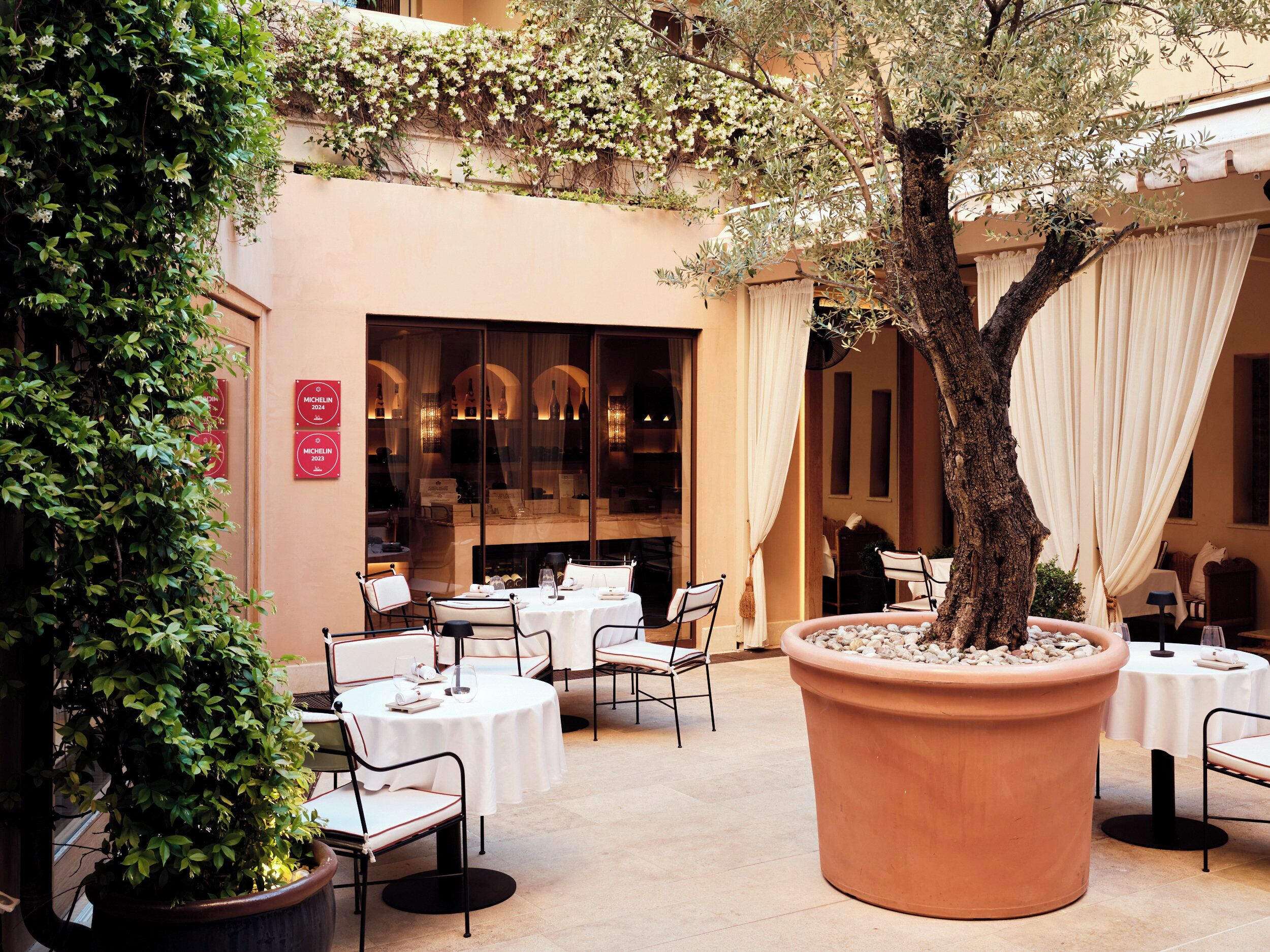 4 restaurantes, se sirven desayunos, comidas y cocina mediterránea