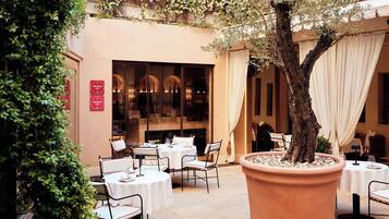 4 restaurantes, se sirven desayunos, comidas y cocina mediterránea