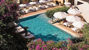 Sisäuima-allas, ulkouima-allas, ilmaisia cabañoita, aurinkovarjoja