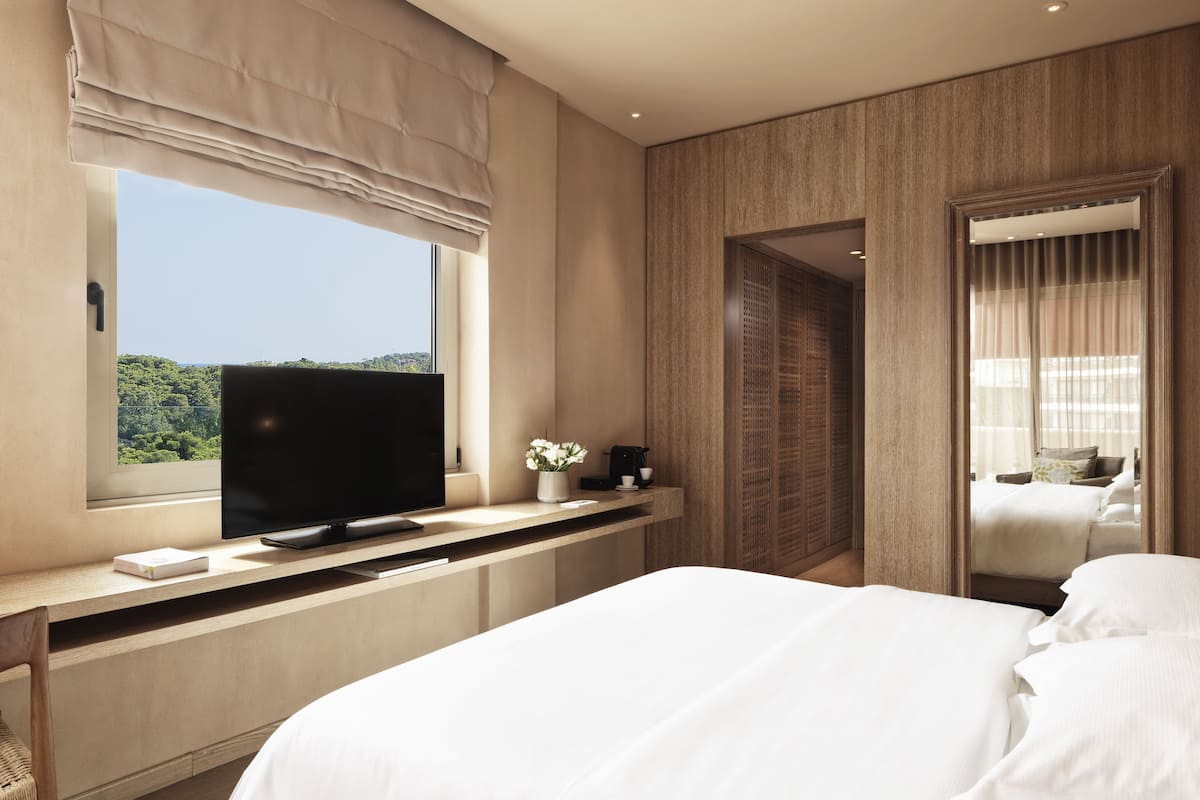 Minibar, in-room safe, laptop workspace, soundproofing