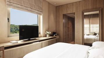 Une chambre d’hôtel moderne dotée d’un grand lit, d’une télévision à écran plat, d’un bureau avec une machine à café et offrant une vue sur la verdure environnante.