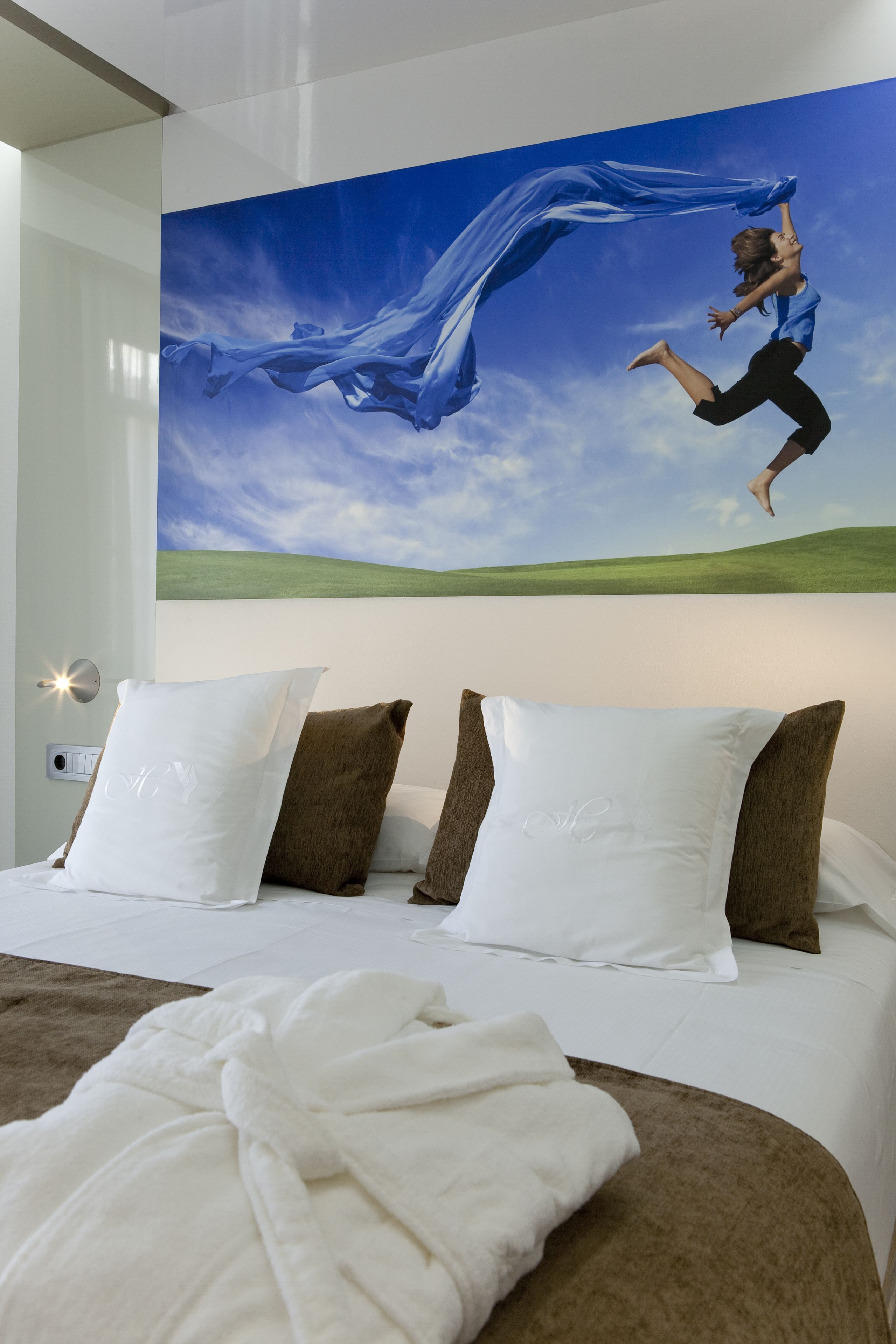 Minibar (inkludert), safe på rommet, skrivebord og lydisolert