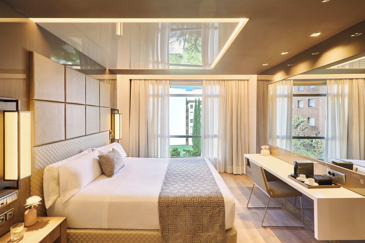 Free minibar, in-room safe, desk, soundproofing