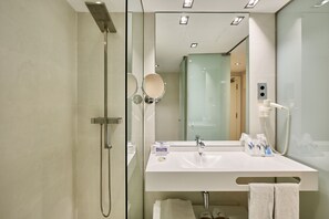 Bañera profunda, artículos de tocador ecológicos, secador de pelo
