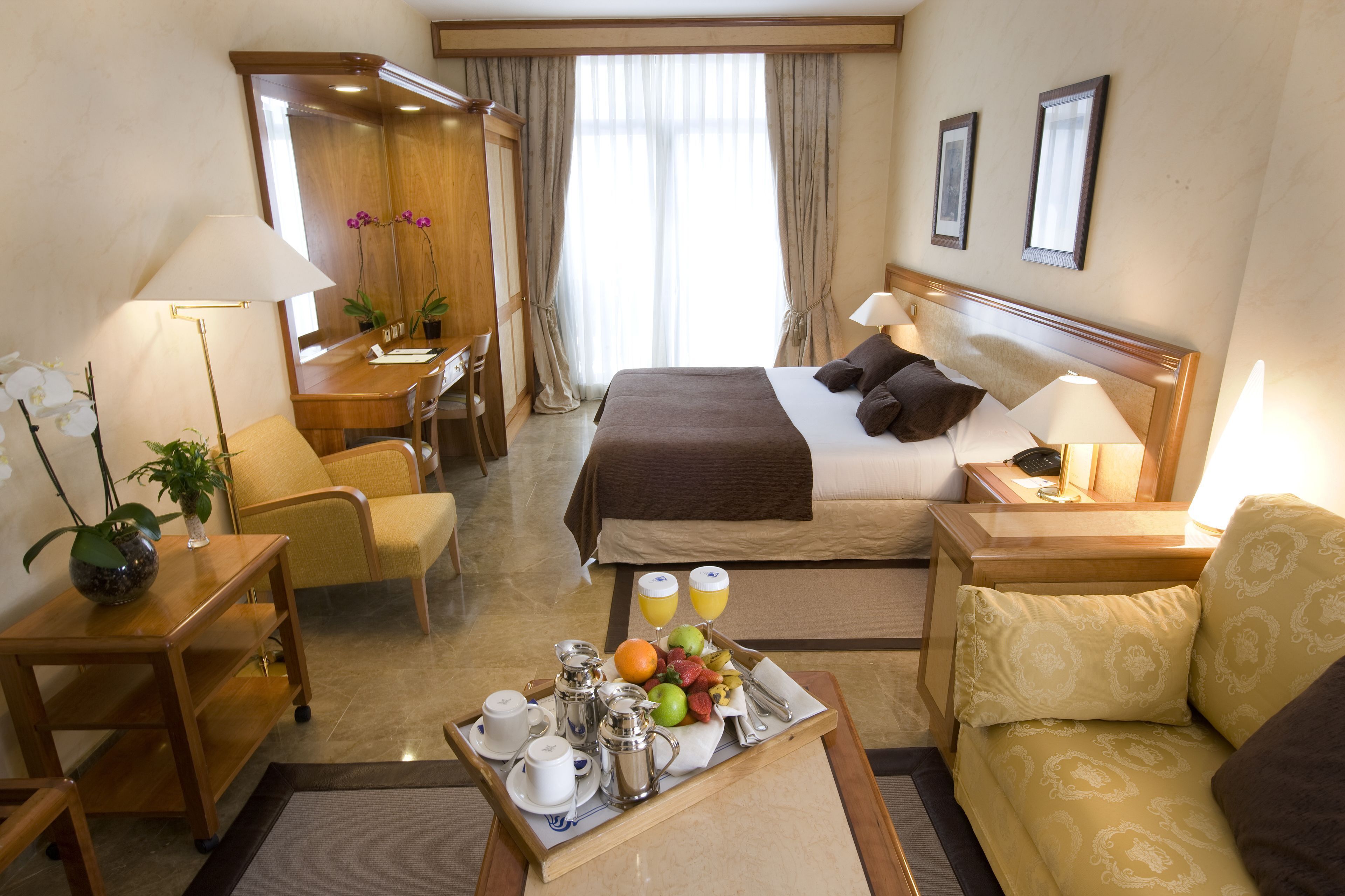 Minibar (inkludert), safe på rommet, skrivebord og lydisolert