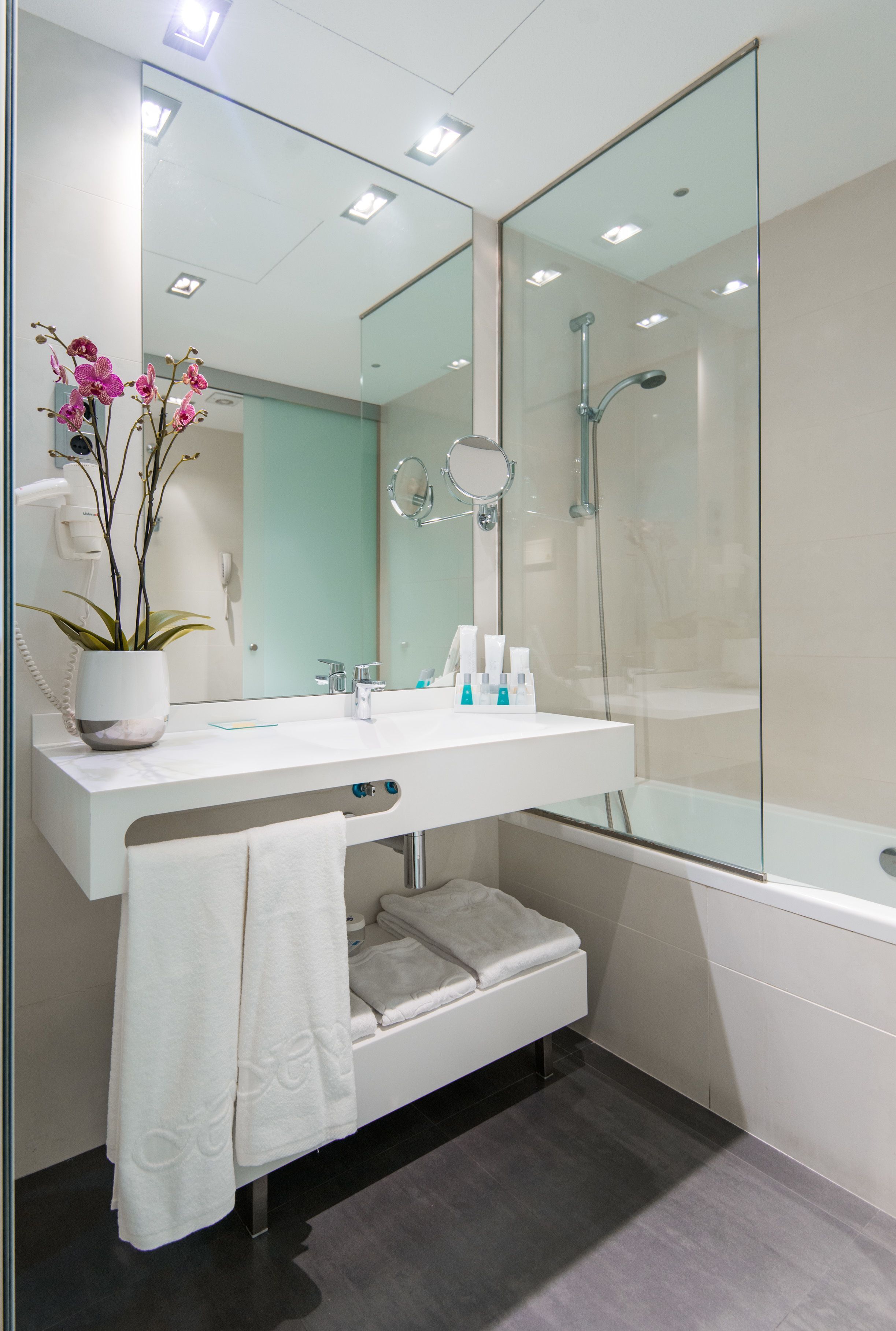 Bad | Dype avslapningsbadekar, miljøvennlige toalettsaker, hårføner og tøfler