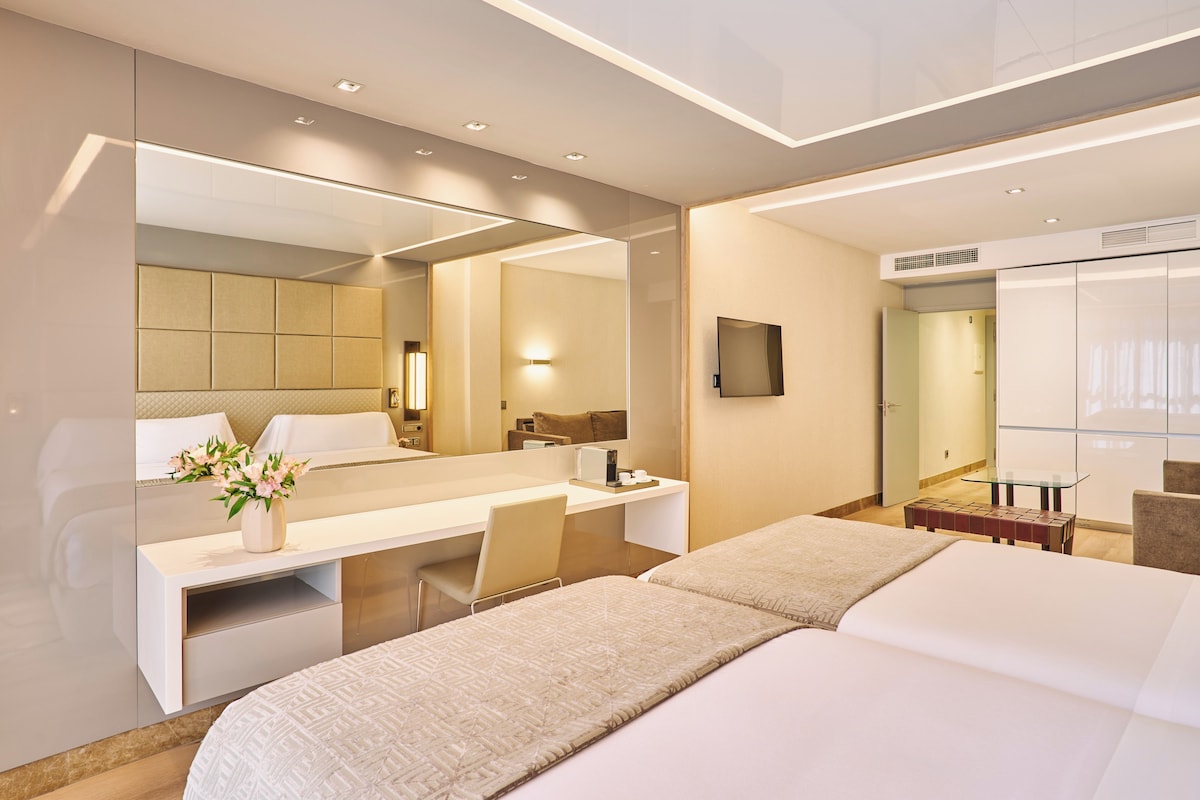 Free minibar, in-room safe, desk, soundproofing