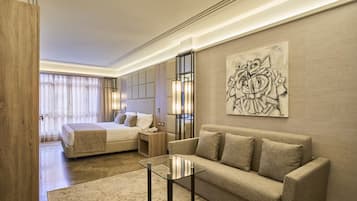 Artículos del minibar gratis y caja de seguridad en la habitación