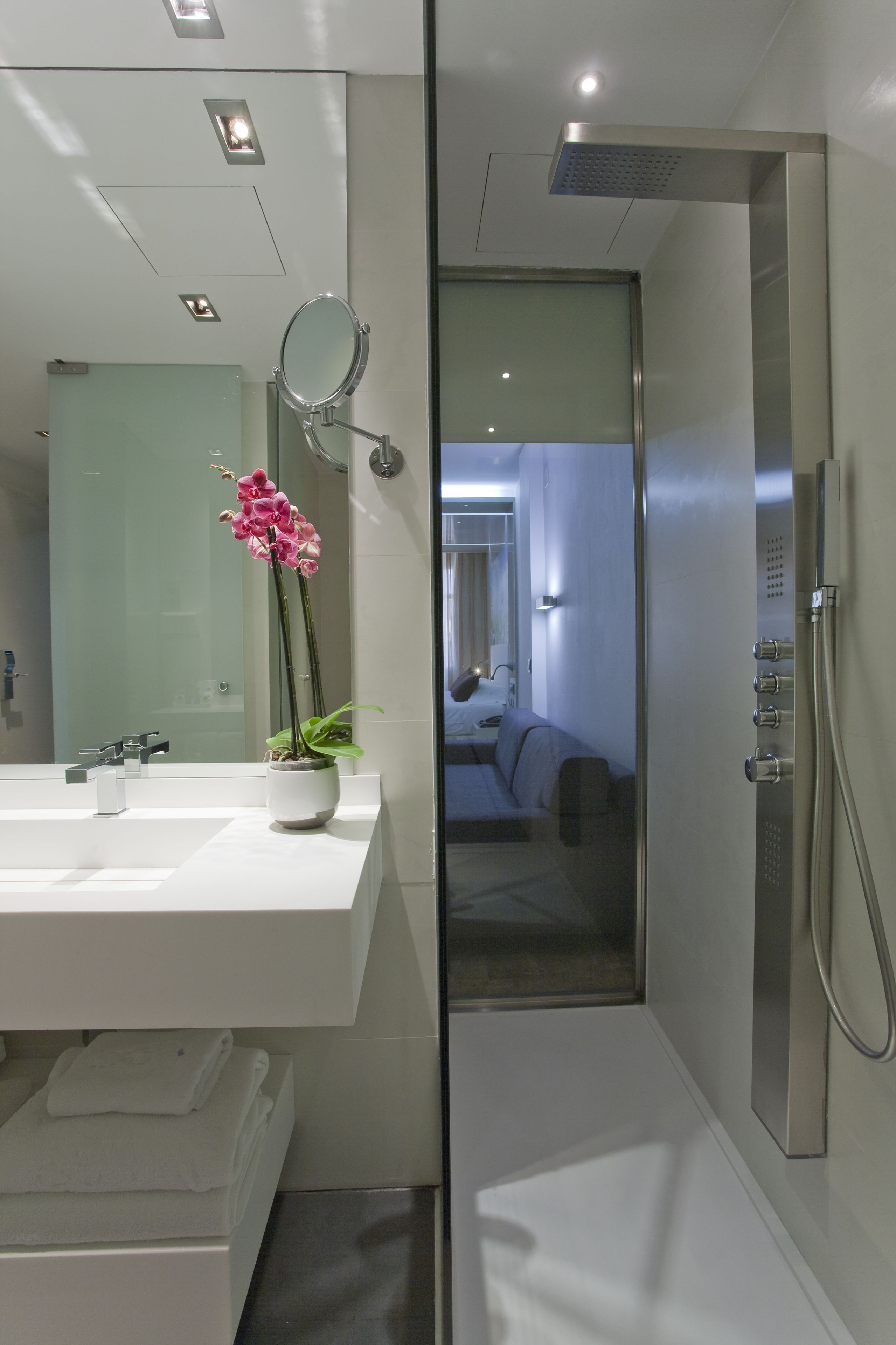 Bad | Dype avslapningsbadekar, miljøvennlige toalettsaker, hårføner og tøfler