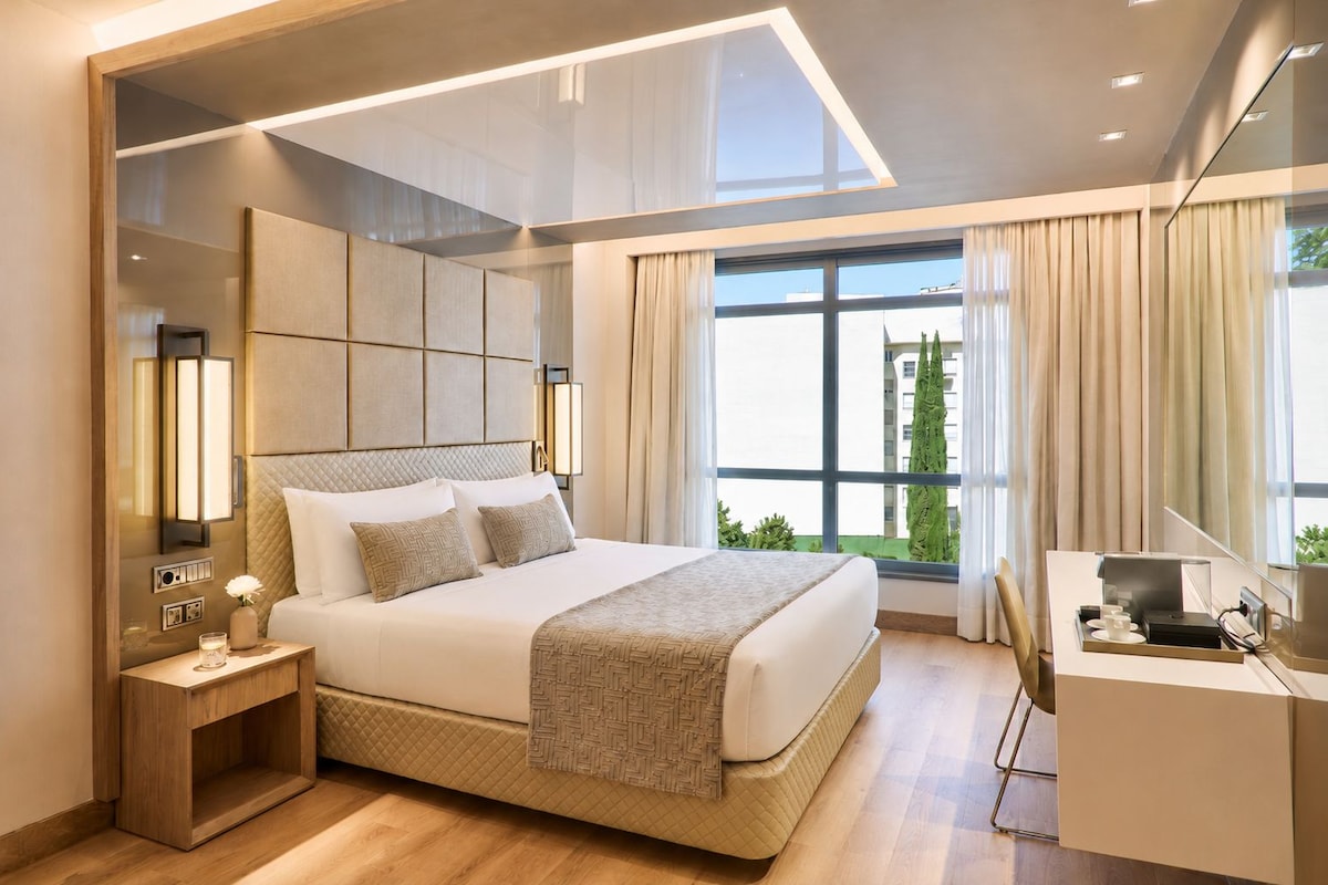 Minibar con artículos gratuitos y caja de seguridad en la habitación 