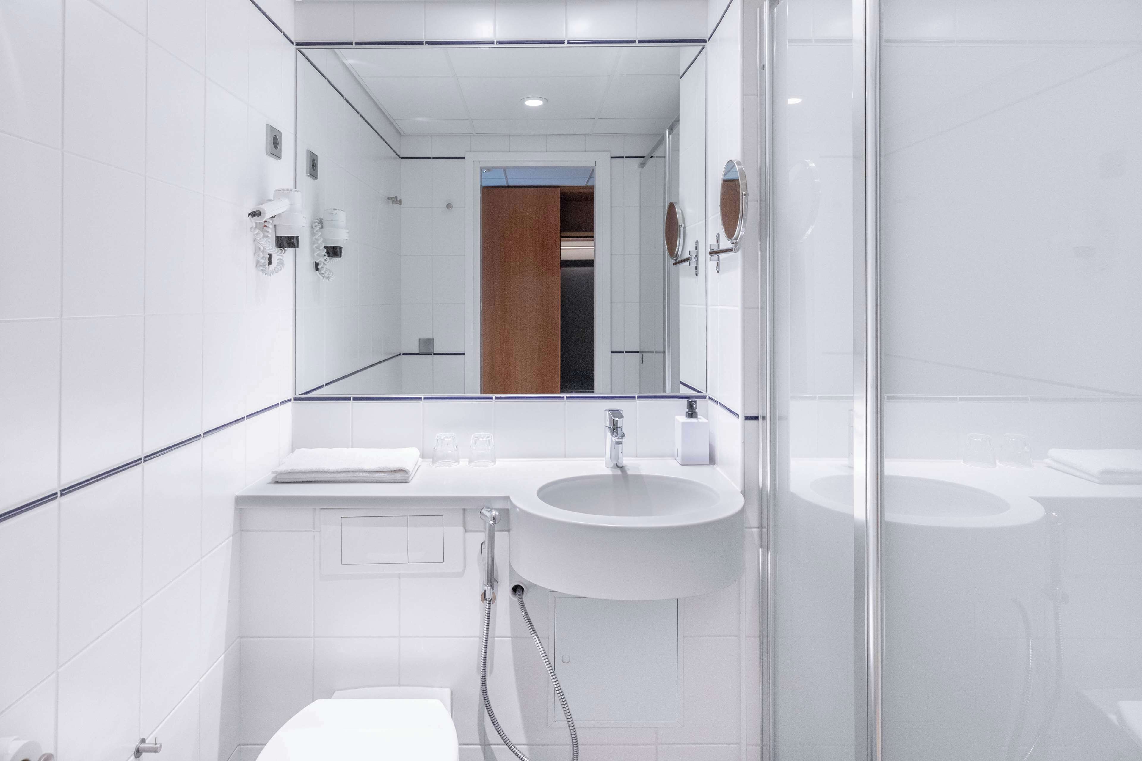 Douche, articles de toilette gratuits, sèche-cheveux, bidet